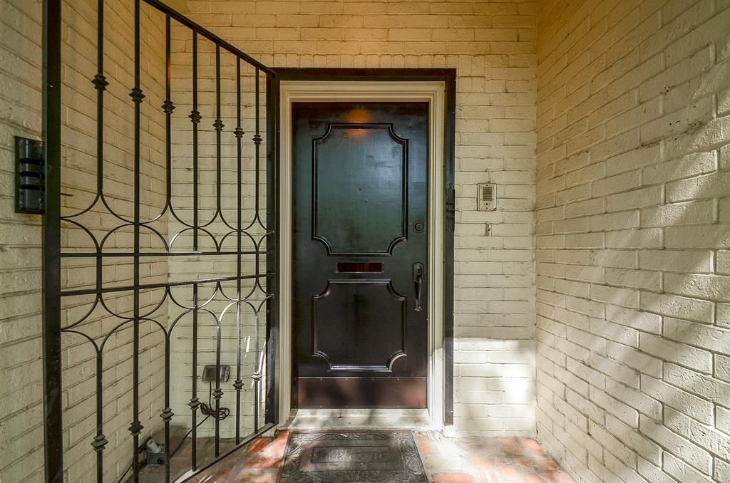 Photo of 573 N Post Oak Lane, Houston, TX 77024 (MLS # 91650697)