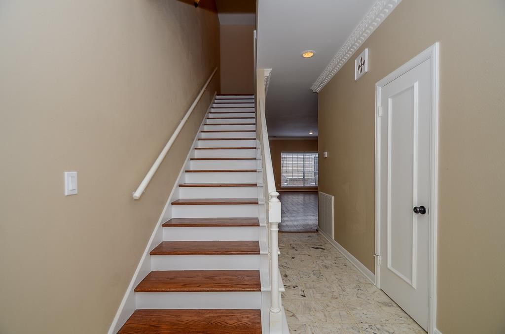Photo of 573 N Post Oak Lane, Houston, TX 77024 (MLS # 91650697)