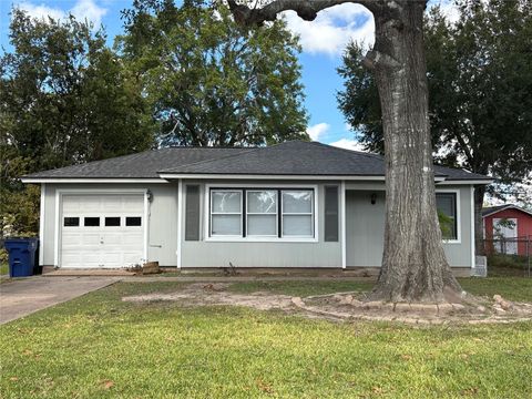 Photo of 1021 Nottingham Drive, Angleton, TX 77515 (MLS # 32791445)