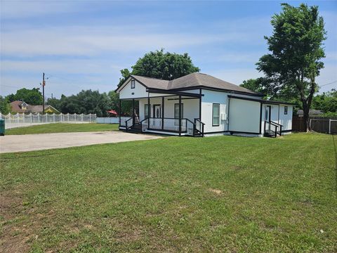 Photo of 204 E Watson Street, Willis, TX 77378 (MLS # 96432416)