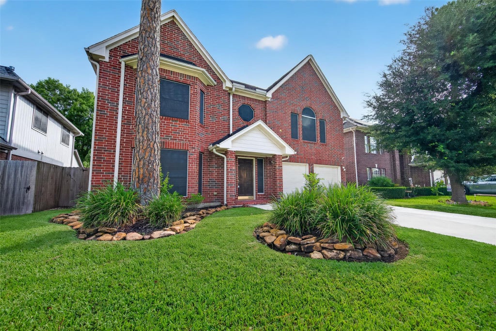 Photo of 16511 Dawncrest Way, Sugar Land, TX 77498 (MLS # 87638938)