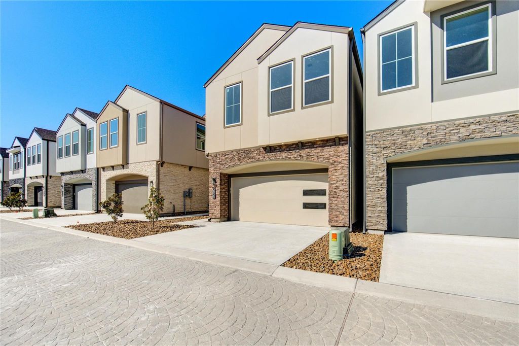 Photo of 2920 El Fenice Lane, Houston, TX 77057 (MLS # 9510905)