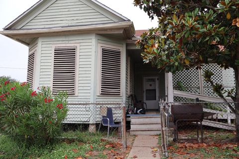 Photo of 4028 Sealy Street, Galveston, TX 77550 (MLS # 97438346)