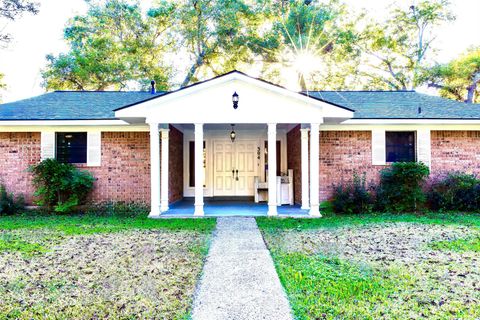 Photo of 304 Van Winkle Street, Lake Jackson, TX 77566 (MLS # 77394588)