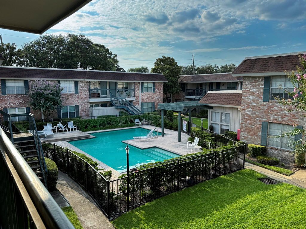 Photo of 845 Augusta Drive #42, Houston, TX 77057 (MLS # 10365567)
