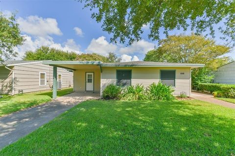 Photo of 108 Dolphin Avenue, Galveston, TX 77550 (MLS # 6711565)
