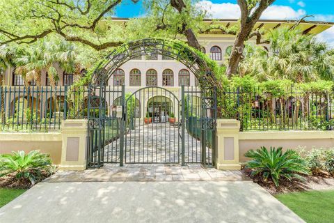 Photo of 2700 Albany Street #3B, Houston, TX 77006 (MLS # 70128058)