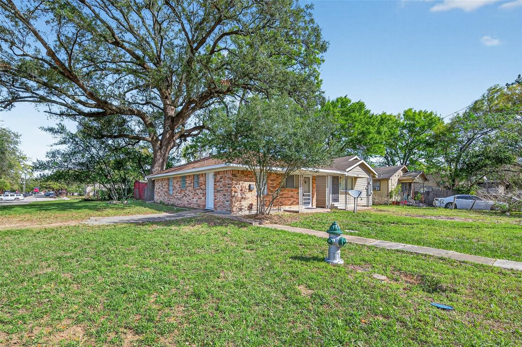 Photo of 312 Travis Street, Richmond, TX 77469 (MLS # 22689124)