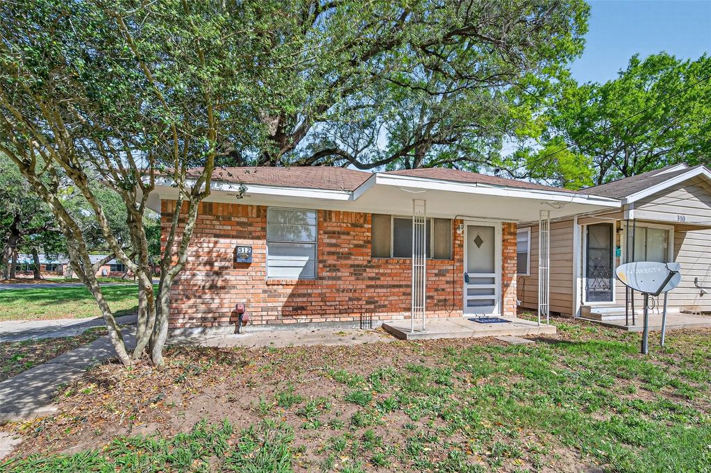 Photo of 312 Travis Street, Richmond, TX 77469 (MLS # 22689124)