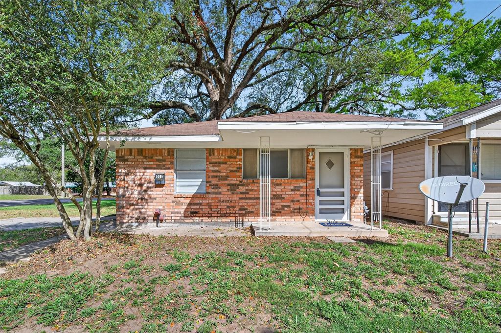 Photo of 312 Travis Street, Richmond, TX 77469 (MLS # 22689124)
