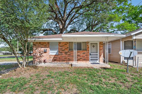Photo of 312 Travis Street, Richmond, TX 77469 (MLS # 22689124)