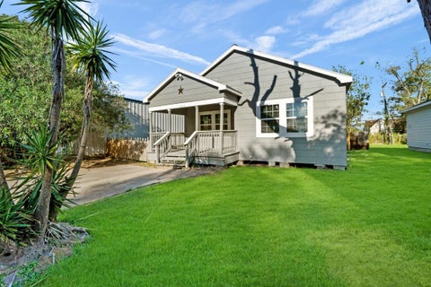 Photo of 928 Tallow Square, La Marque, TX 77568 (MLS # 97306791)