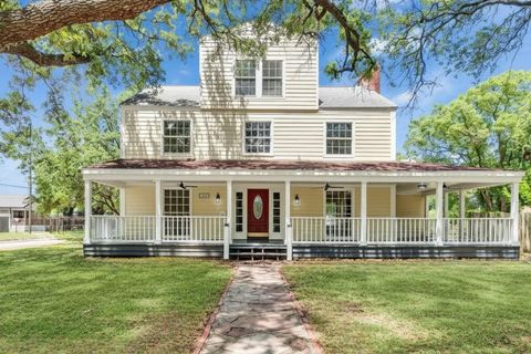 Photo of 230 9th Avenue, Texas City, TX 77590 (MLS # 97524777)