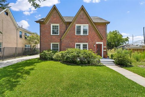 Photo of 1637 Castle Court, Houston, TX 77006 (MLS # 64060476)