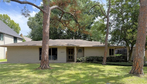 Photo of 3207 Banbury Place, Houston, TX 77027 (MLS # 74325857)
