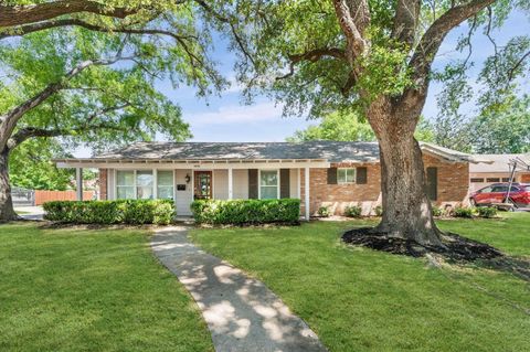 Photo of 4630 Creekbend Drive, Houston, TX 77035 (MLS # 2954436)
