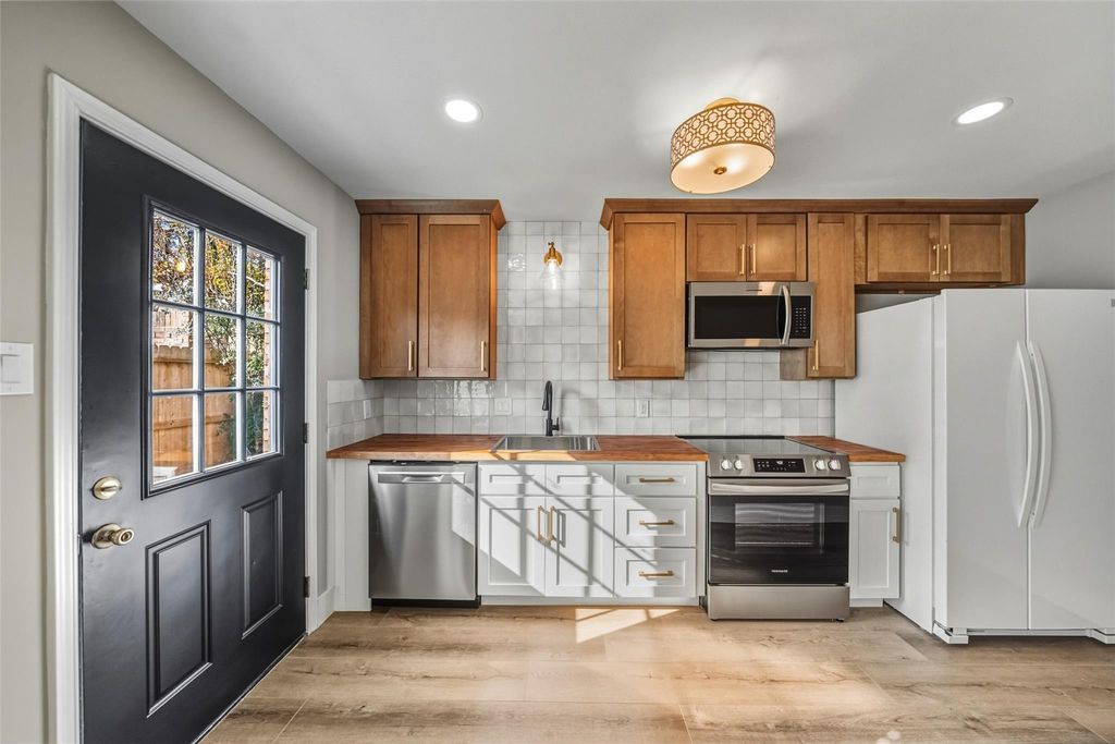 Photo of 10370 Longmont Drive, Houston, TX 77042 (MLS # 87046123)