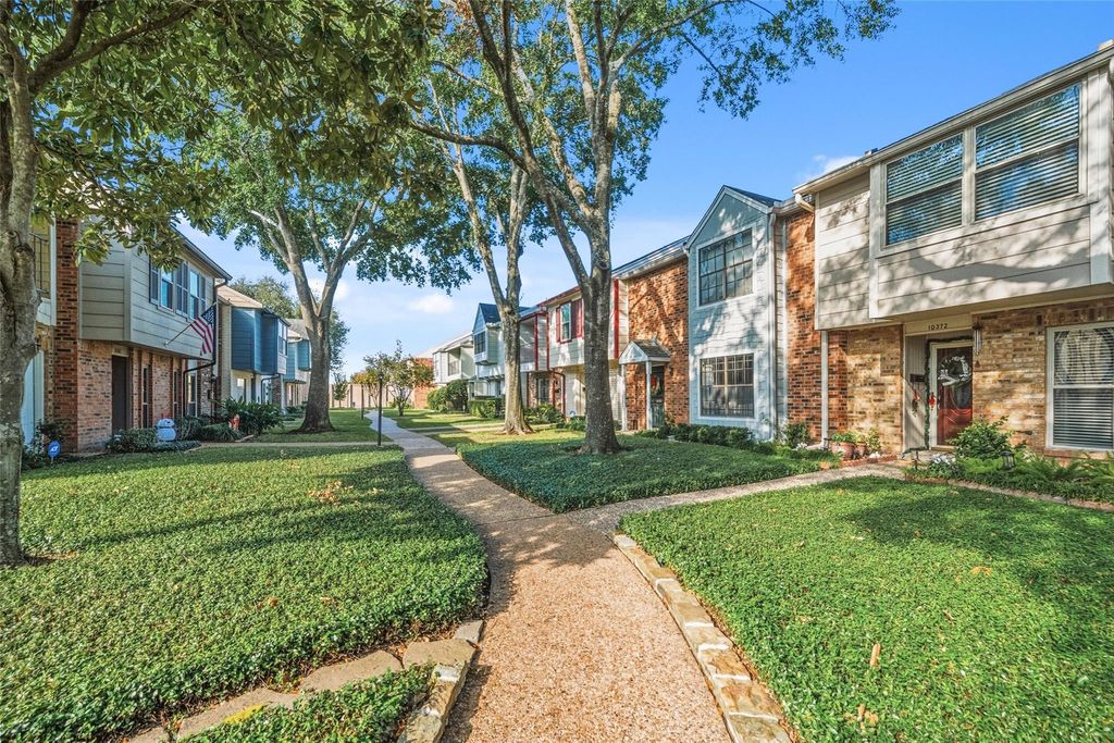 Photo of 10370 Longmont Drive, Houston, TX 77042 (MLS # 87046123)