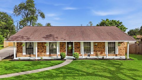 Photo of 59 S Shamrock Court, Lake Jackson, TX 77566 (MLS # 2233855)