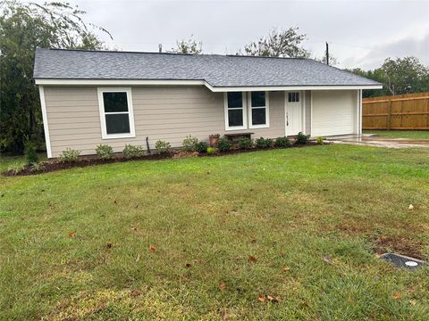Photo of 923 W 9th Street, Freeport, TX 77541 (MLS # 83150278)