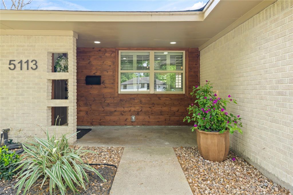 Photo of 5113 W 43rd Street, Houston, TX 77092 (MLS # 60141475)