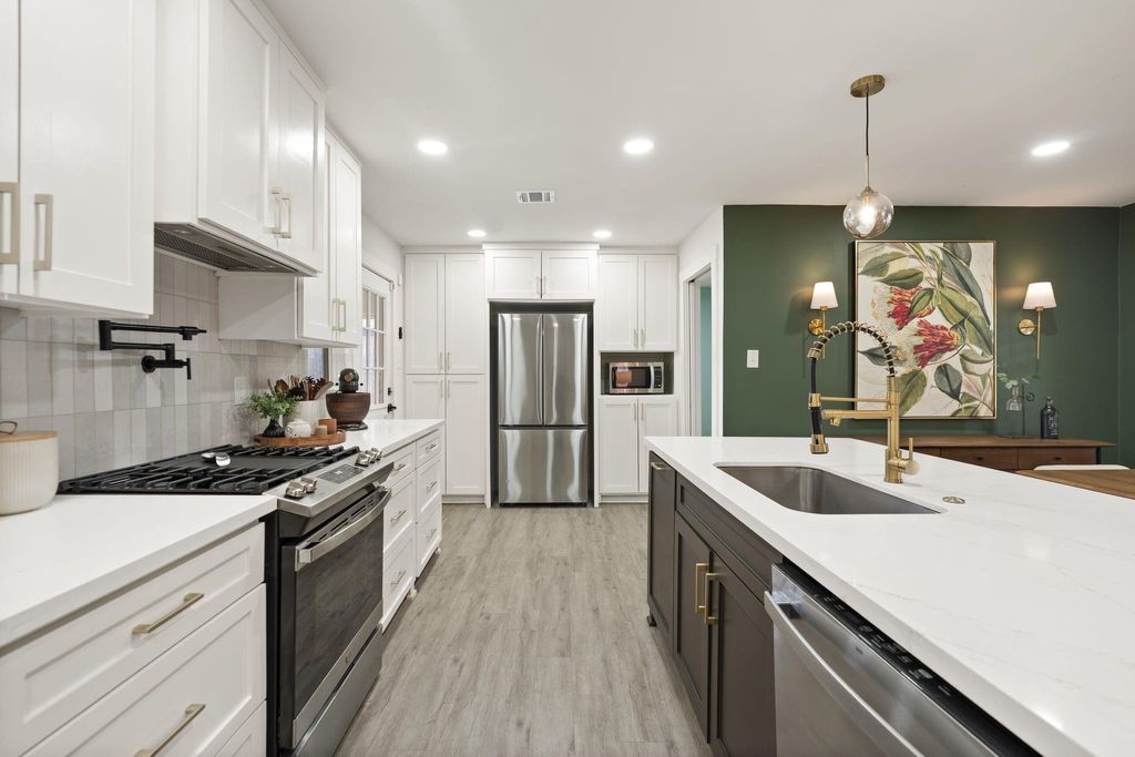 Photo of 5113 W 43rd Street, Houston, TX 77092 (MLS # 60141475)