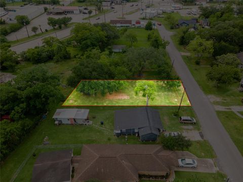 Photo of 507 Cemetery Street, Clute, TX 77531 (MLS # 35683035)