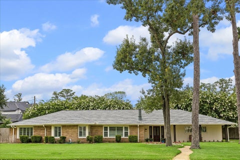 Photo of 8443 Westview Drive, Houston, TX 77055 (MLS # 6649060)