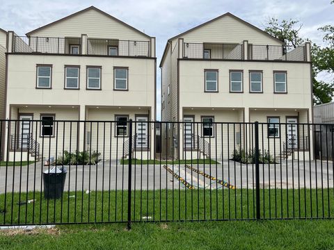 Photo of 823 North Loop S, Houston, TX 77022 (MLS # 59295529)