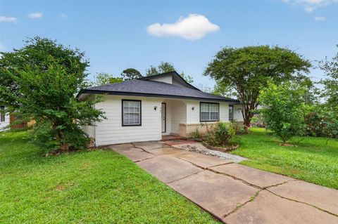 Photo of 907 S 3rd Street, La Porte, TX 77571 (MLS # 23261620)