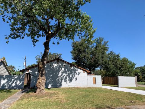 Photo of 11602 Roos Road, Houston, TX 77072 (MLS # 10612160)
