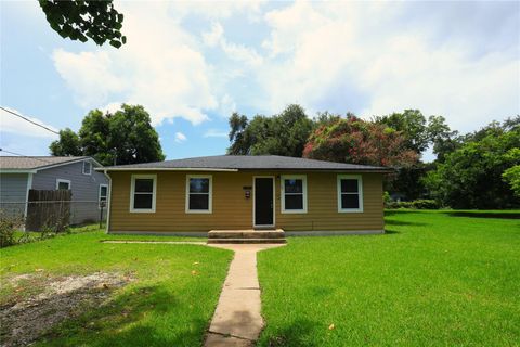 Photo of 520 Mckee Street, Clute, TX 77531 (MLS # 97412695)