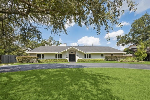 Photo of 5698 Bayou Glen Road, Houston, TX 77056 (MLS # 34888914)