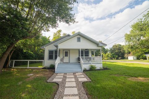 Photo of 420 N Live Oak Street, Tomball, TX 77375 (MLS # 58381337)