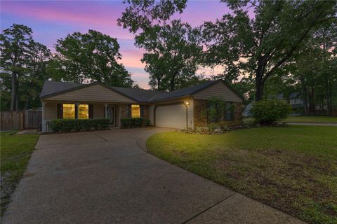 Photo of 5302 Manor Oaks Drive, Houston, TX 77339 (MLS # 40640027)