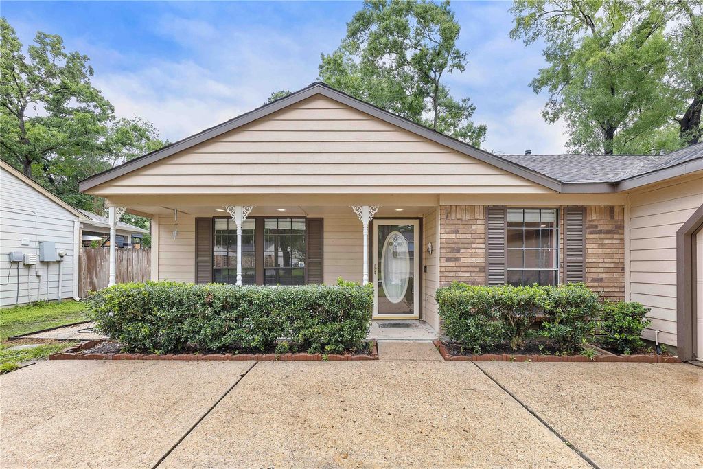 Photo of 5302 Manor Oaks Drive, Houston, TX 77339 (MLS # 40640027)