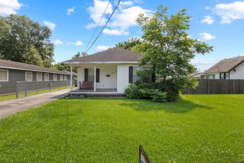 Photo of 815 N 14th Street, Nederland, TX 77627 (MLS # 33320928)