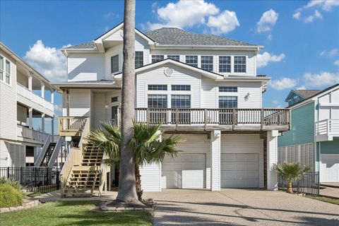 Photo of 918 Long Reach Drive, Tiki Island, TX 77554 (MLS # 82293768)