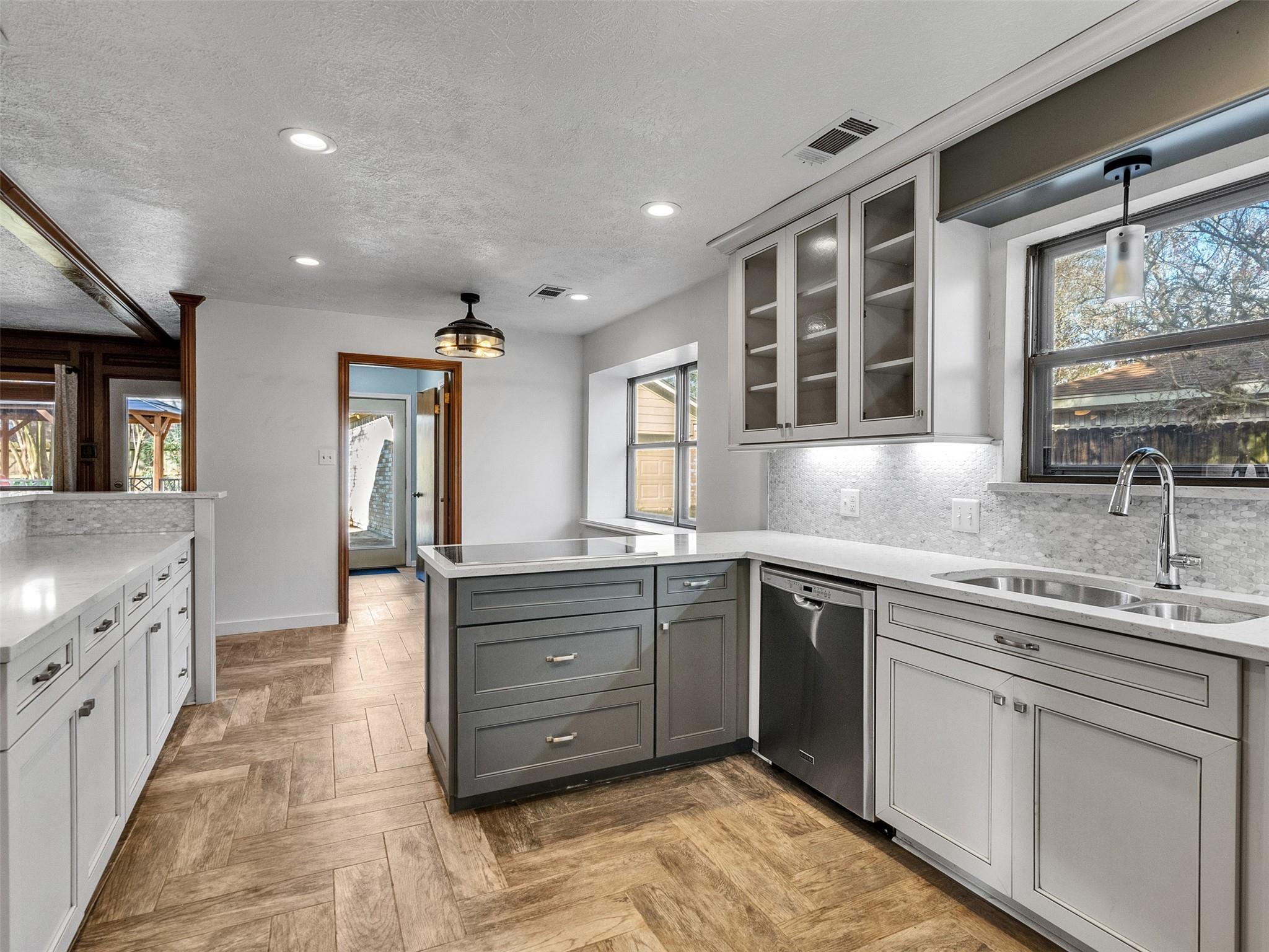 1707 W Hedgecroft Drive