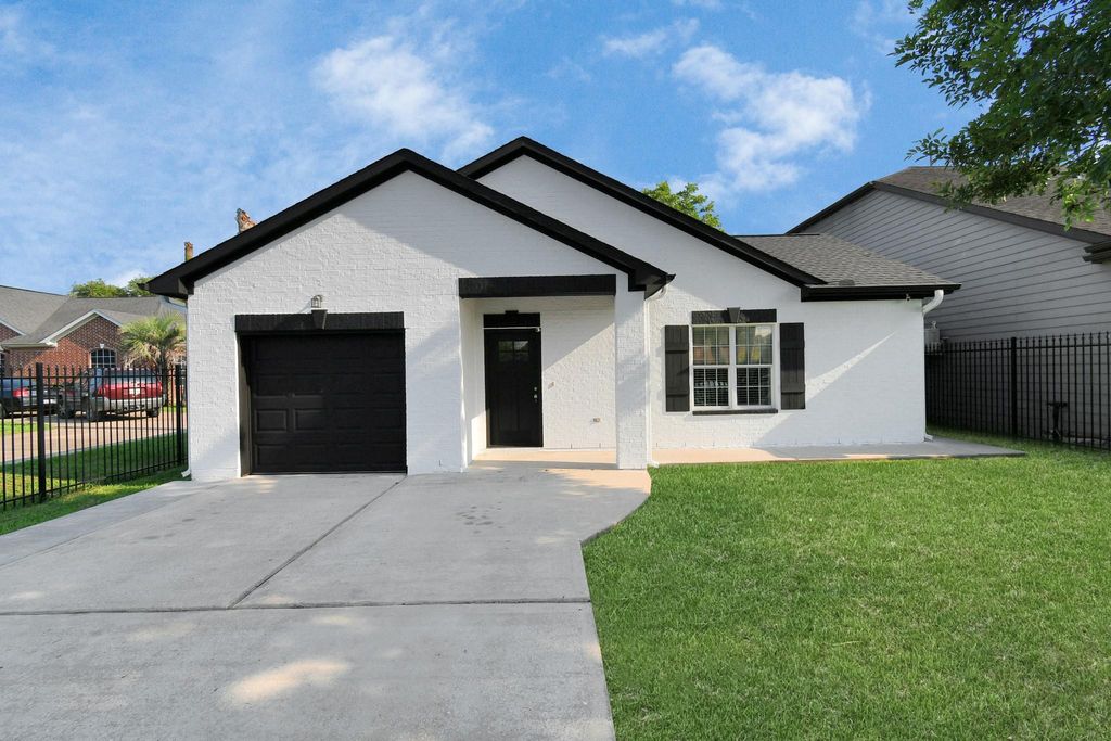 Photo of 9006 Ledge Street, Houston, TX 77075 (MLS # 39343240)