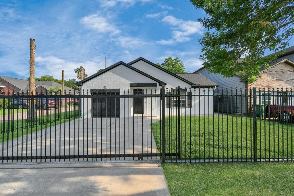 Photo of 9006 Ledge Street, Houston, TX 77075 (MLS # 39343240)