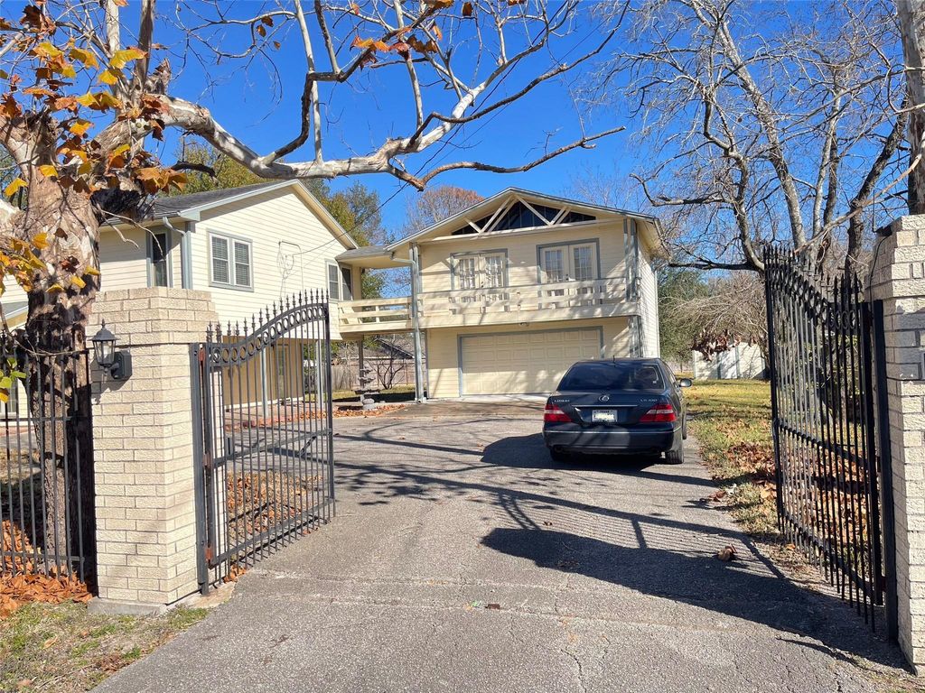 Photo of 2232 Hoskins Drive, Houston, TX 77080 (MLS # 61060408)