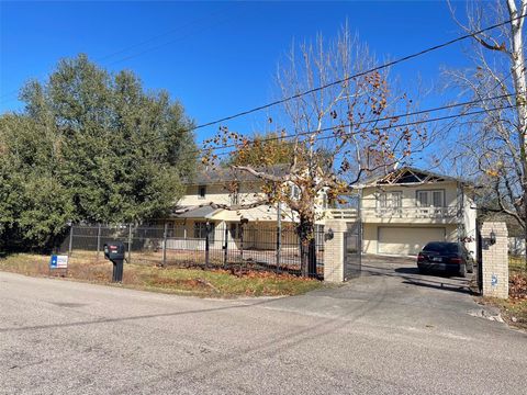 Photo of 2232 Hoskins Drive, Houston, TX 77080 (MLS # 61060408)