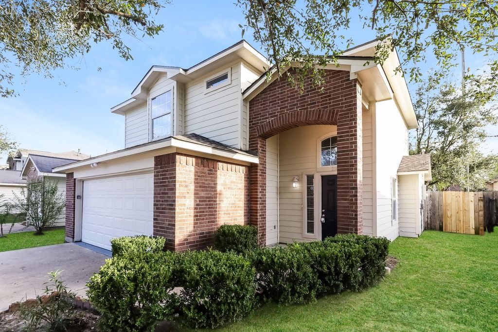 Photo of 214 N Native Lane, Houston, TX 77022 (MLS # 70102266)