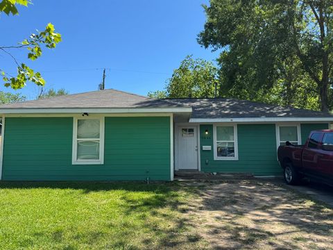 Photo of 5846 Westover Street, Houston, TX 77033 (MLS # 88054887)