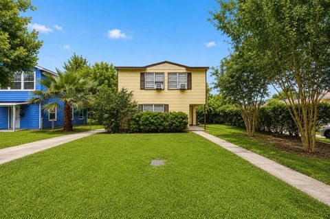 Photo of 1228 6th Avenue N, Texas City, TX 77590 (MLS # 80782775)