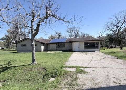 Photo of 419 Lee Avenue, Jones Creek, TX 77541 (MLS # 11129100)