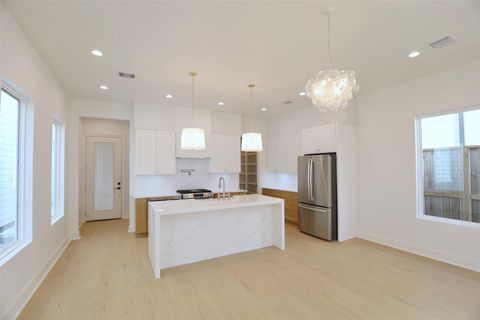 Tiny photo for 140 E 37th, Houston, TX 77018 (MLS # 74999257)