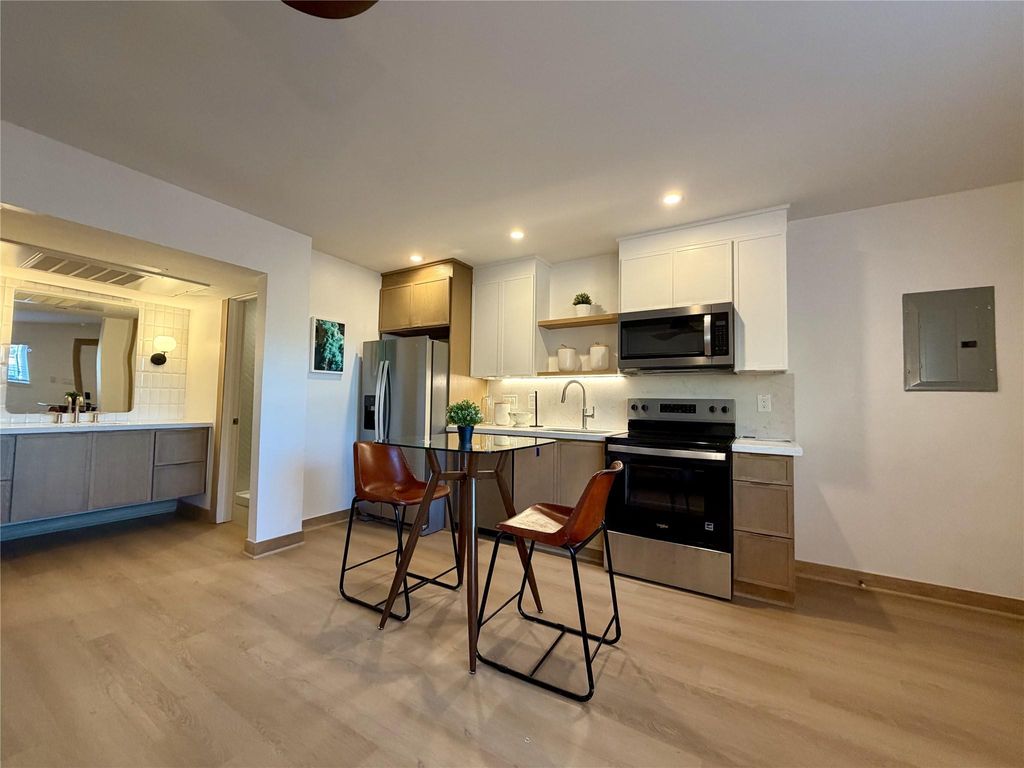 Photo of 1901 Richmond Avenue #21, Houston, TX 77098 (MLS # 54499489)