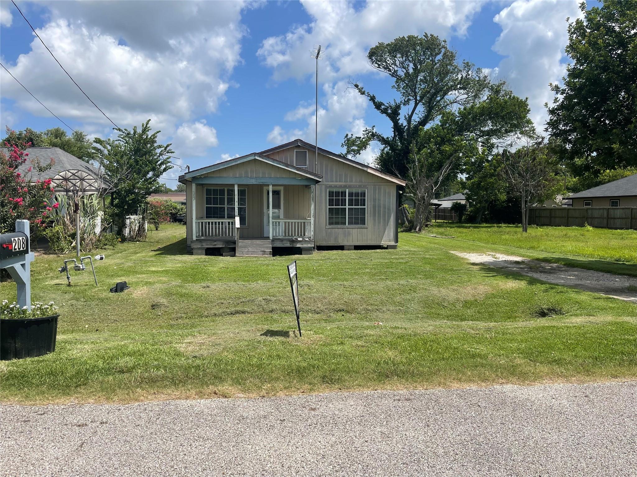 208 E Pecan Lane